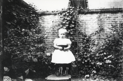 602301 Portret van (mogelijk) Hendrika Clasina Moesman (1895 -1980) in de tuin van haar grootouders, Voorstraat 9, te ...